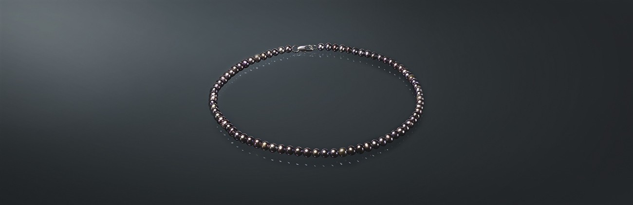 Ожерелье из черного пресноводного жемчуга, с замком из ювелирного сплава. ч065в40с